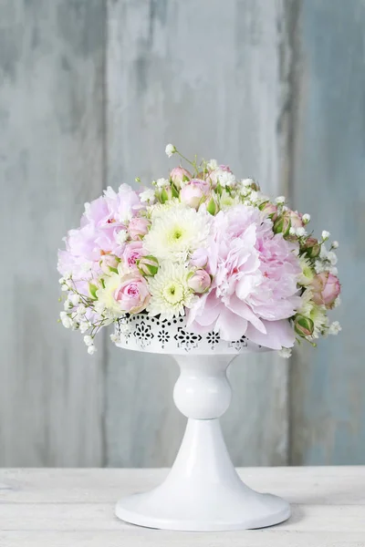 Квіткова композиція з рожевими півоніями, крихітними трояндами, хризантемами — стокове фото