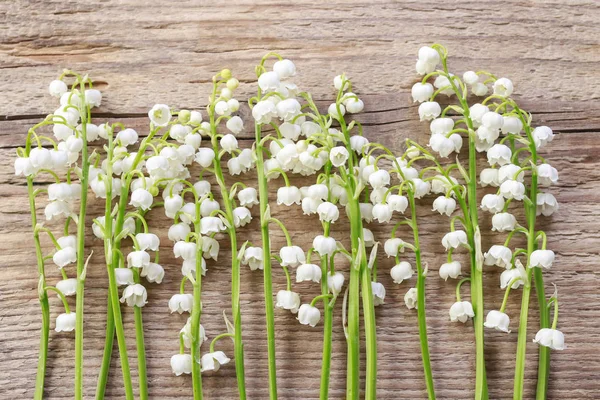 Lelie van de vallei bloemen op hout — Stockfoto