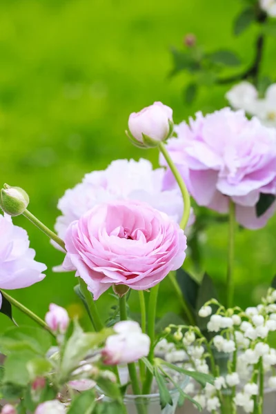 Ranúnculo e flores de peônia no jardim . — Fotografia de Stock