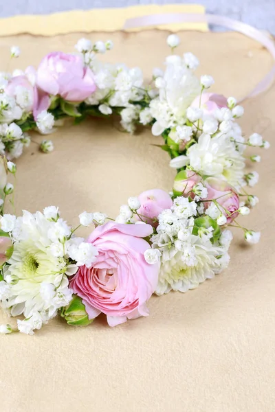 Hochzeitskranz mit Rose, Hahnenfuß und Chrysanthemenblüten. — Stockfoto