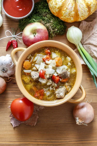 Taze sebze ve et ile gulaş çorbası