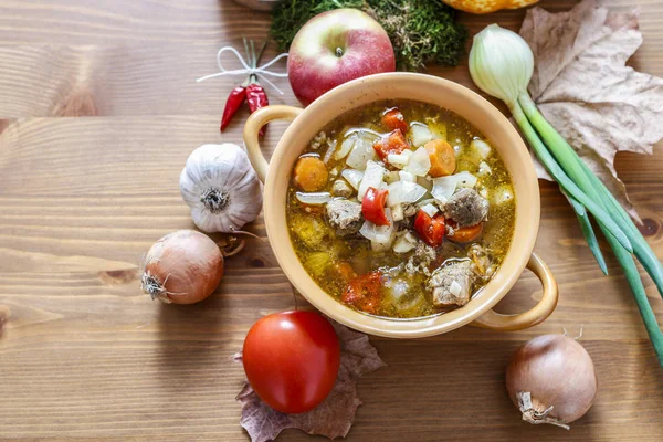 Γκούλας σούπα με φρέσκα λαχανικά και κρέας — Φωτογραφία Αρχείου