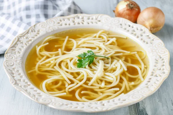 Sopa de caldo com macarrão — Fotografia de Stock