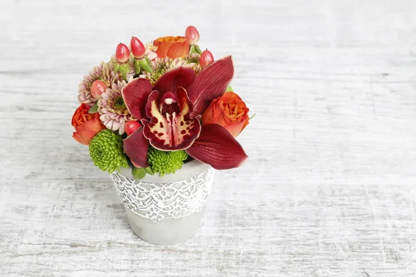 How to make floral arrangement for Grandparents Day tutorial. — Stock Photo, Image