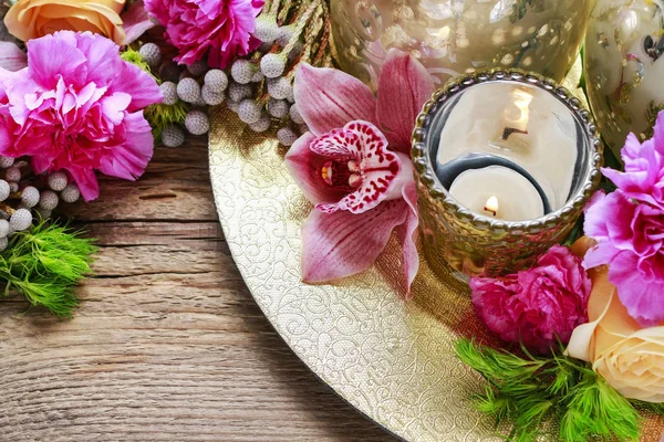 Цветочные композиции с орхидеями, розами и гвоздиками — стоковое фото