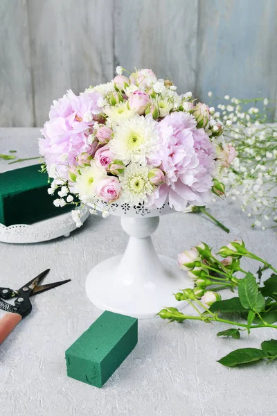 Cómo hacer arreglos florales de boda con peonías, rosas, chry. — Foto de Stock