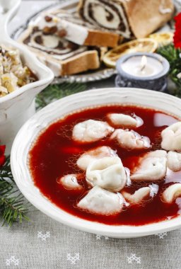 kırmızı pancar borsch Lehçe köfte uszka ile. 