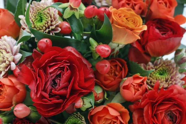 Blumenhintergrund mit Rosen, Nelken und Hahnenfußblumen. — Stockfoto