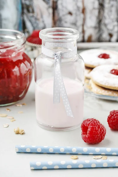 Fles van frambozen yoghurt. — Stockfoto