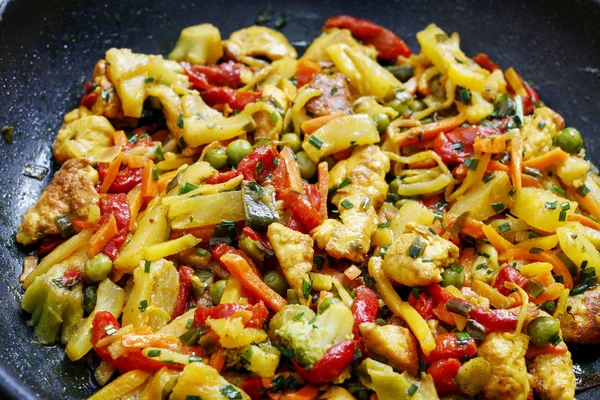 Thai dinner with chicken and vegetables. — Stock Photo, Image