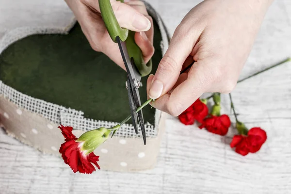 Hoe maak je bloemen regeling voor omadag tutorial. — Stockfoto