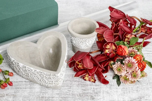 Wie man Blumenschmuck für Großeltern Tag Tutorial machen. — Stockfoto