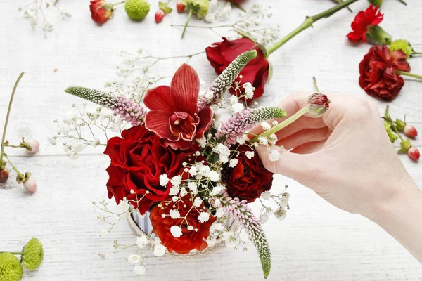 How to make simple floral arrangement — Stock Photo, Image