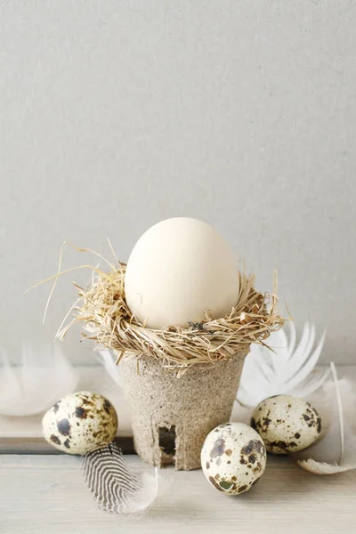 Decoración sencilla de Pascua con huevo —  Fotos de Stock