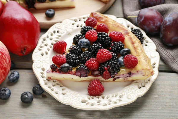 Pedazo de tarta de frutas —  Fotos de Stock