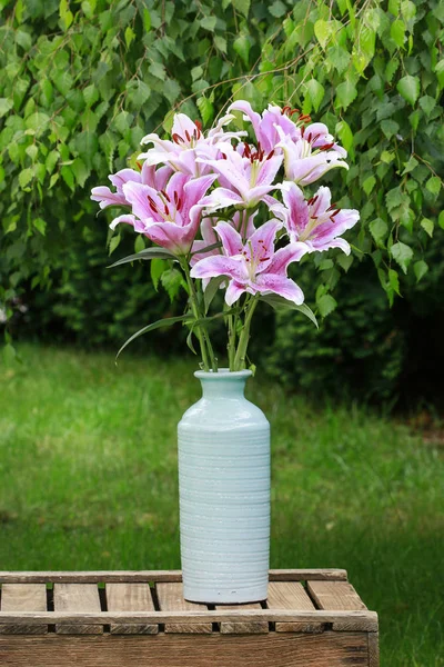 Bouquet de lis dans le jardin . — Photo