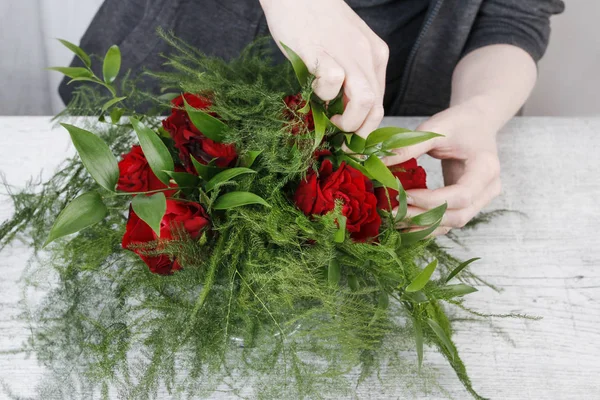 Cómo hacer arreglos florales simples con rosas rojas y asparag. — Foto de Stock