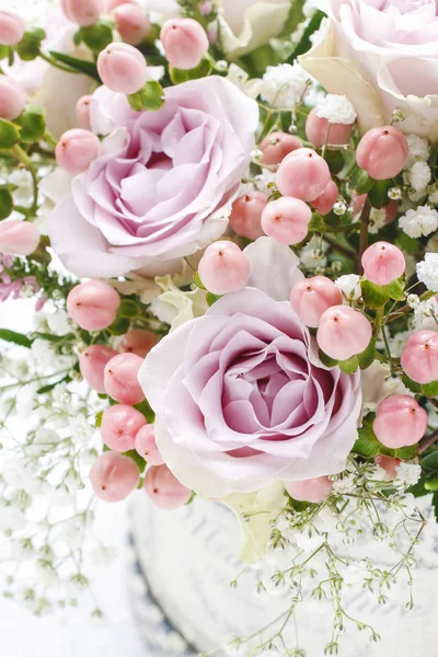 Ανθοδέσμη με ροζ τριαντάφυλλα και hypericum coco καζίνο. — Φωτογραφία Αρχείου