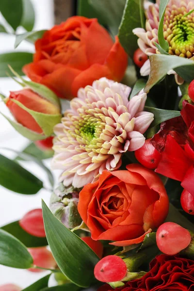 Blumenhintergrund mit Rosen, Nelken und Hahnenfußblumen. — Stockfoto