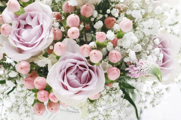 花与粉红色玫瑰和金丝桃椰子赌场的花束. — 图库照片