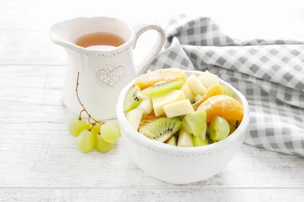 Schüssel mit Obstsalat. — Stockfoto