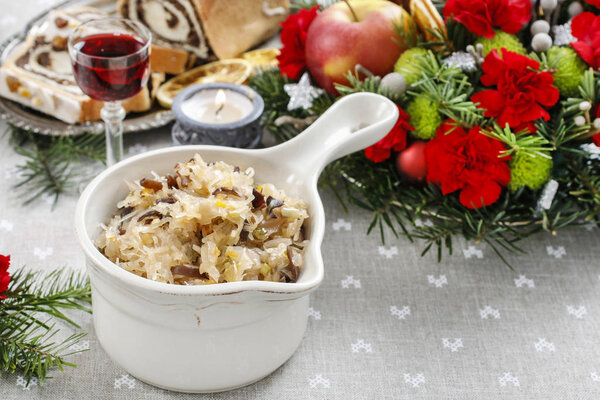 Салат из маринованной капусты и грибов
