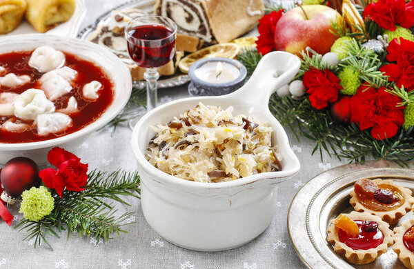 Салат из маринованной капусты и грибов
