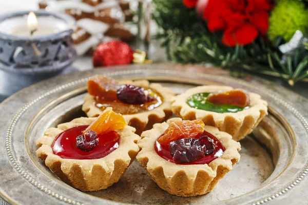 Kerstkoekjes met gelei en gedroogde vruchten. — Stockfoto