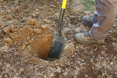 Adam yerde bir çukur kazıyor..