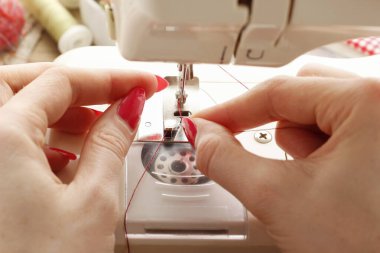 Kadın dikiş makinesiyle çalışıyor.. 