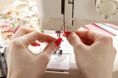 Kadın dikiş makinesiyle çalışıyor.. 