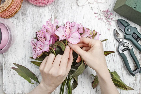 Žena aranžování kytice alstroemeria květiny — Stock fotografie