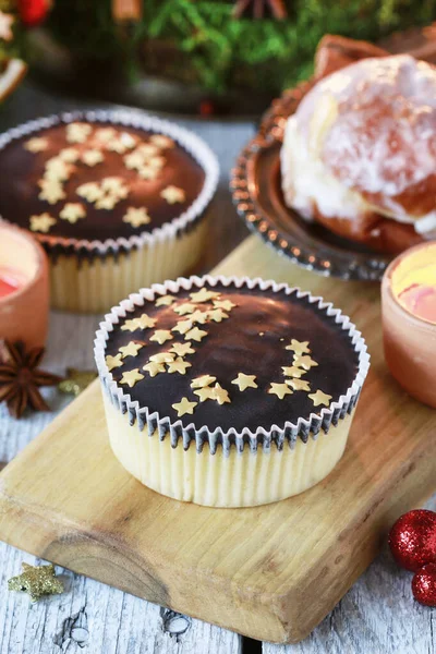 Schokolade Weihnachtskekse mit kleinen essbaren Sternen dekoriert. — Stockfoto