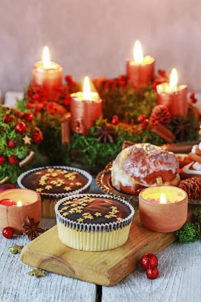 Čokoládové vánoční sušenky zdobené malými jedlými hvězdami. — Stock fotografie
