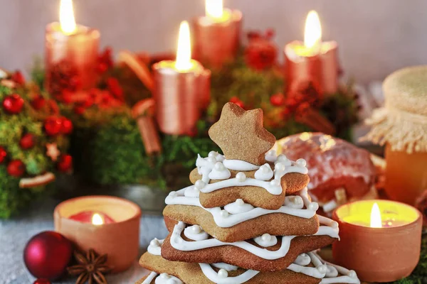 Gingerbread christmas tree. Beautiful xmas dessert. — Stock Photo, Image