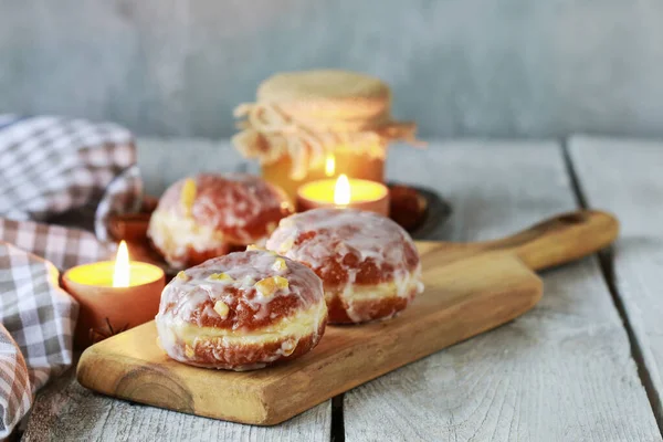 Celebração de quinta-feira gorda - rosquinhas polonesas tradicionais cheias de — Fotografia de Stock