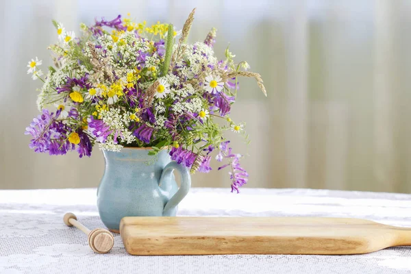 Ramo de flores silvestres en la mesa . — Foto de Stock