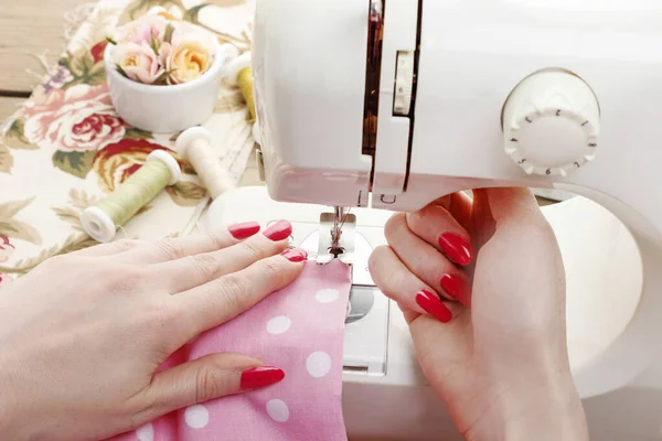 Mujer trabaja con máquina de coser . — Foto de Stock