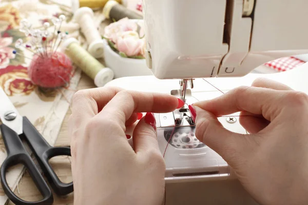 Mujer trabaja con máquina de coser . — Foto de Stock