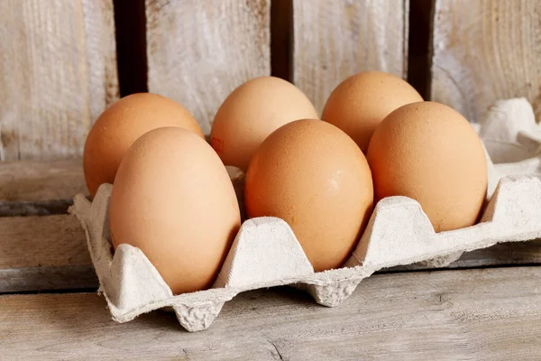 Gruppo di uova fresche in vassoio di carta — Foto Stock