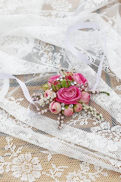 Svatební boutonniere s růžovými květy růží. — Stock fotografie