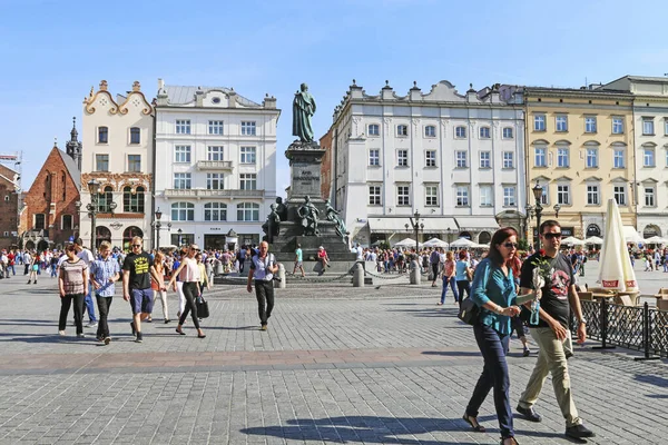 Krakkó, Lengyelország - 2019. július 09.: Adam Mickiewicz szobra, famou — Stock Fotó