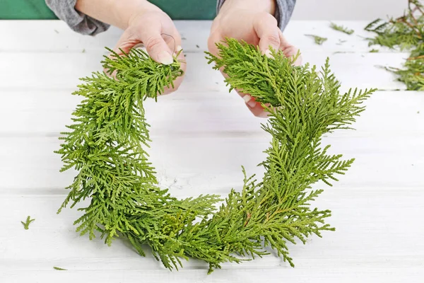 Miten tehdä perinteinen joulu ovi seppele kanssa thuja oksia — kuvapankkivalokuva