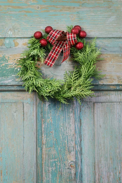 How to make traditional christmas door wreath with thuja twigs — Stock Photo, Image