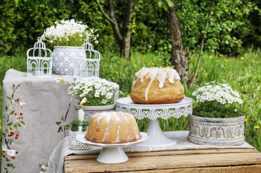 Paskalya pastaları ve çiçekler bahçede. Kırsal dekorasyonlar.