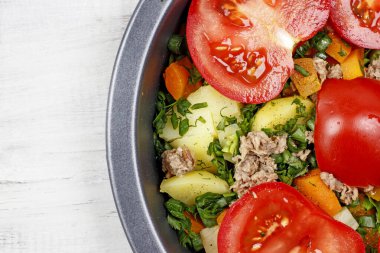 Geleneksel domates, balık ve peynir güveci. İtalyan yemeği..