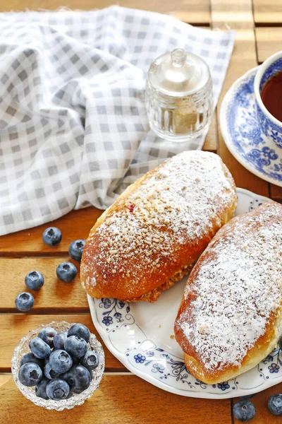 Traditionelle Brötchen mit Blaubeerfüllung. — Stockfoto