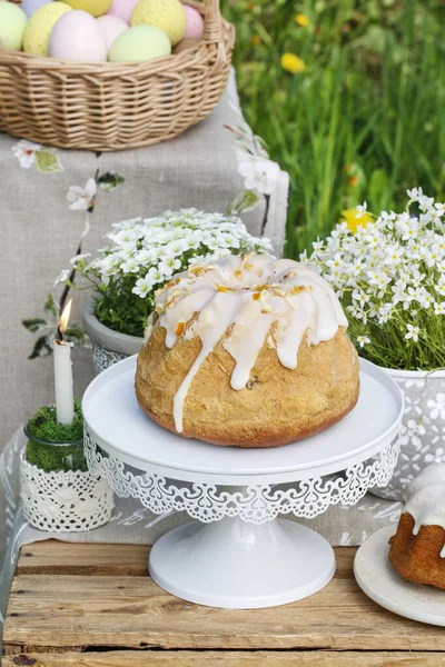 Wielkanocne ciasta i kwiaty w ogrodzie. Ozdoby rustykalne. — Zdjęcie stockowe