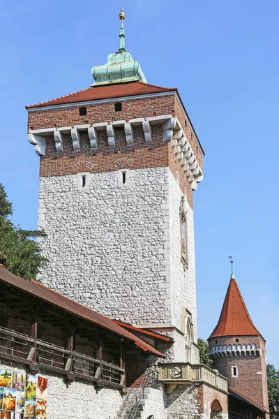 KRAKOW, POLONIA - 09 DE JULIO DE 2019: Puerta de San Florián o Florian Ga —  Fotos de Stock