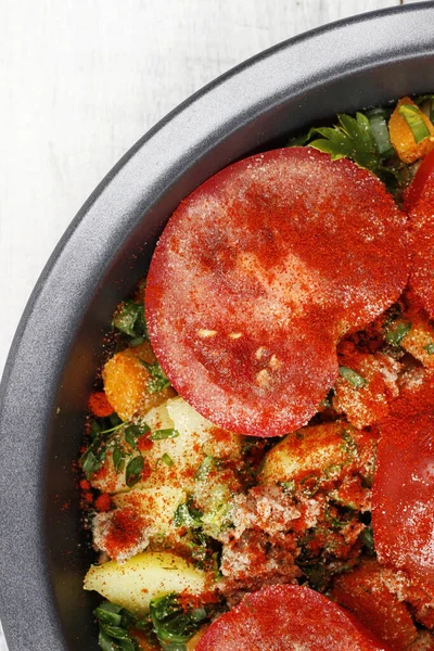 Traditionelle Tomaten-, Fisch- und Käseauflauf. italienisches Essen. — Stockfoto